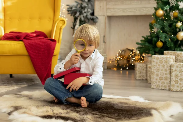 Lindo Niño Niño Jugando Una Habitación Decorada Para Navidad Lugar —  Fotos de Stock