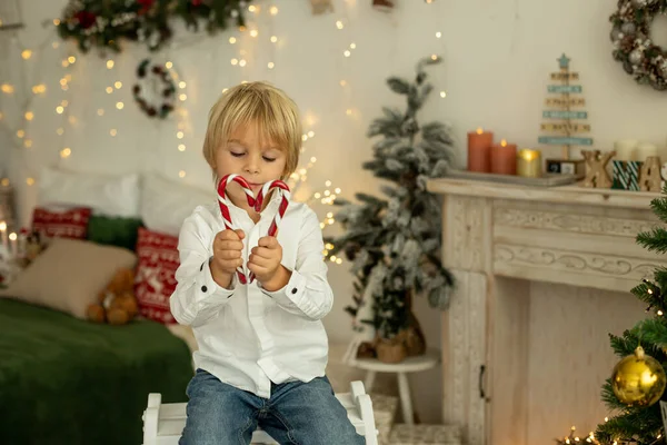 Sevimli Çocuk Oğlum Noel Için Süslü Bir Odada Oynuyor Rahat — Stok fotoğraf