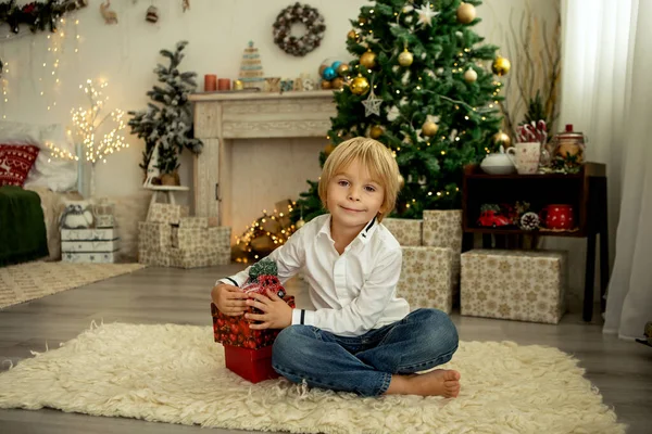 かわいい子供 男の子 クリスマスの装飾された部屋で遊ぶ 居心地の良い場所 — ストック写真