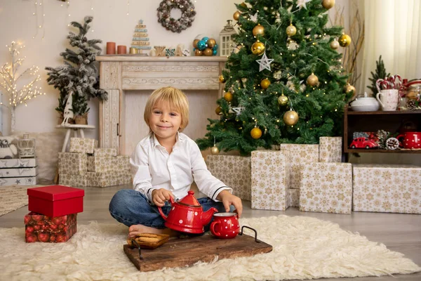 Niedliches Kind Junge Spielen Einem Dekorierten Raum Für Weihnachten Gemütliches — Stockfoto