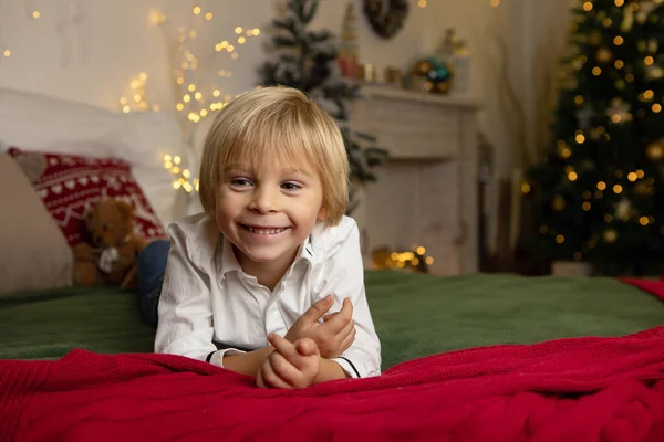 Niedliches Kind Junge Spielen Einem Dekorierten Raum Für Weihnachten Gemütliches — Stockfoto