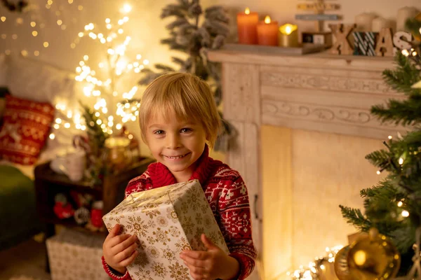 Bambino Carino Ragazzo Giocando Una Stanza Decorata Natale Luogo Accogliente — Foto Stock