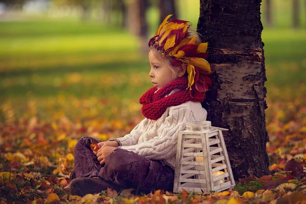 Üzgün Çocuk Taç Takmış Sarışın Çocuk Elinde Mumla Bir Ağacın — Stok fotoğraf