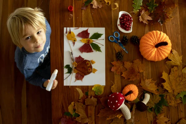 Criança Aplicando Folhas Usando Cola Tesoura Tinta Enquanto Faz Artes — Fotografia de Stock
