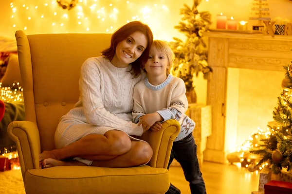 Enfant Mignon Garçon Assis Sur Fauteuil Jaune Dans Une Chambre — Photo