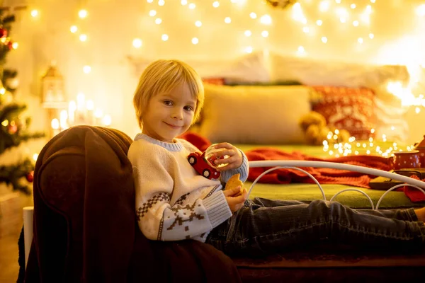 Roztomilé Dítě Chlapec Sedí Žlutém Křesle Zdobeném Pokoji Vánoce Útulné — Stock fotografie