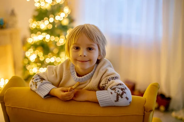 Nettes Kind Junge Sitzt Auf Einem Gelben Sessel Einem Geschmückten — Stockfoto