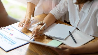 Başarı kıdemli bayan yönetici iş ekibine brifing, iş görüşmesi ve eğitim konsepti, yakın plan.