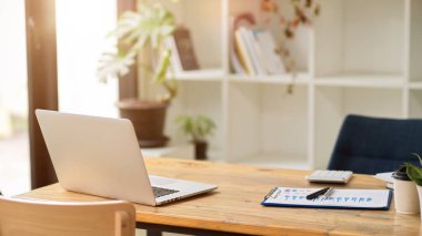 Laptop bilgisayarlı parlak ve modern ofis çalışma alanı, pano ve ofis malzemelerinin iş raporları