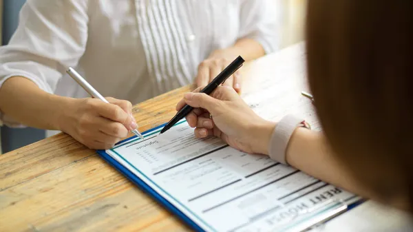 Nuevo Inquilino Firma Firma Formulario Contrato Alquiler Vivienda Presencia Agente — Foto de Stock