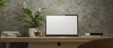 Laptop boş ekran maketi, kahve fincanı, kitaplar, grunge çimento tavan arası duvarındaki ahşap masa üzerinde kapalı bitki örtüsü olan modern klasik iş yeri. 3d görüntüleme, 3d illüstrasyon