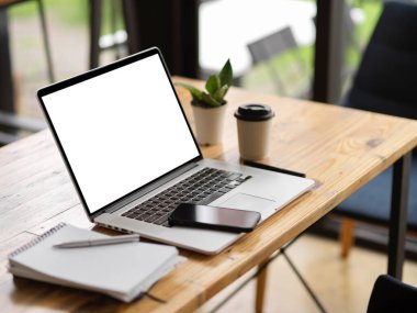 Bilgisayarı beyaz ekran modeli, cep telefonu ve malzemeleri ile açık olan basit çalışma alanı 