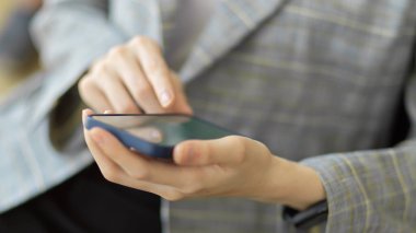 Akıllı telefon kullanan, cep telefonu tutan, interneti karıştıran, sosyal medyada kayan bir kadının görüntüsü. aygıt kablosuz teknoloji