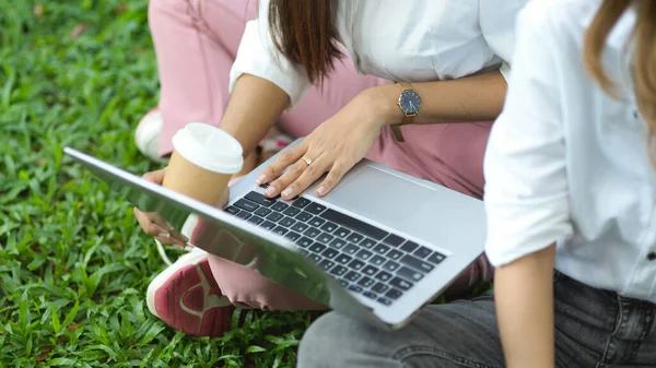 Imagen Recortada Dos Atractivas Estudiantes Universitarias Sentadas Parque Usando Una —  Fotos de Stock