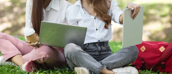 Imagem Recortada Uma Adolescente Estudante Universitária Relaxando Parque Enquanto Faz — Fotografia de Stock