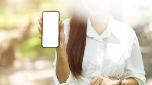 Mujer Presenta Una Pantalla Teléfono Inteligente Blanco Cámara Sobre Fondo — Foto de Stock