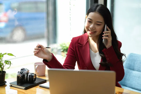 Sale Female Manager Talking Phone While Looking Laptop Screen Sitting — Stock Photo, Image