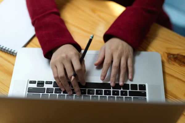 Primer Plano Vista Superior Las Manos Mujer Negocios Escribiendo Teclado — Foto de Stock