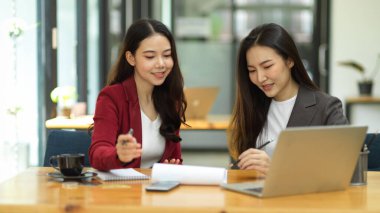 İki iş adamı ofiste rakip pazarlama stratejisini birlikte çalışıyor, beyin fırtınası yapıyor ve analiz ediyorlar.