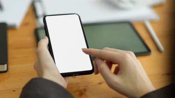Close Smartphone Tela Branca Para Montar Seu Gráfico Tocado Por — Fotografia de Stock