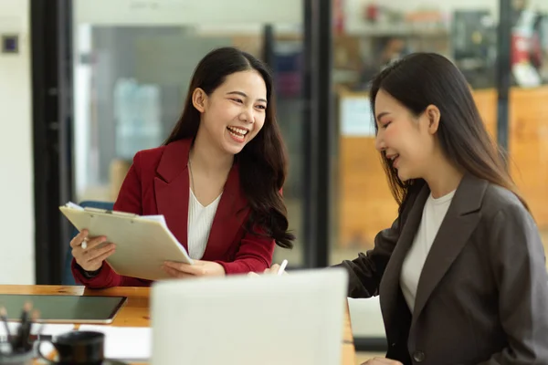 Gelukkige Vrolijke Collega Werken Plannen Van Nieuwe Business Model Samen — Stockfoto