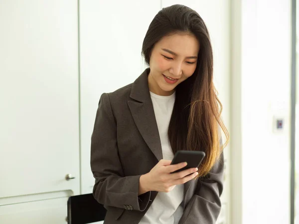 Joven Mujer Negocios Hipster Asiático Utilizando Mensaje Teléfono Inteligente Sus — Foto de Stock