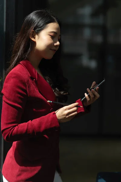 Çekici Asyalı Genç Kadını Ofiste Duruyor Bir Posta Araştırma Stratejisini — Stok fotoğraf