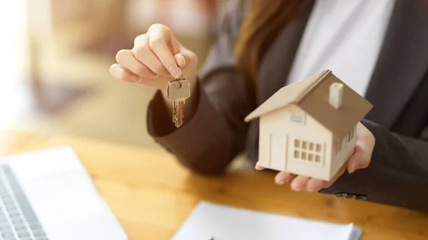 Immagine Ritagliata Del Giovane Broker Assicurazione Casa Femminile Agente Immobiliare — Foto Stock