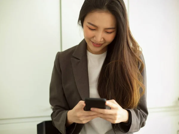 Profesional Asiática Mujer Negocios Sienta Oficina Usando Teléfono Inteligente Para — Foto de Stock