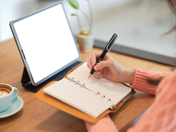 Close Joven Periodista Tomando Notas Cuaderno Mientras Trabajaba Tableta Cafetería — Foto de Stock