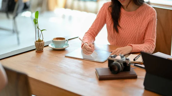 Giovane Blogger Freelance Donna Maglione Comodo Utilizzando Penna Stilo Sul — Foto Stock