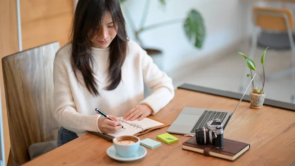 Giovane Donna Asiatica Che Gestisce Suo Programma Lavoro Nel Suo — Foto Stock