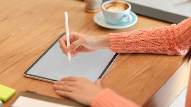 Yakın plan genç kız üniversite öğrencisi modern dijital tablet bilgisayarda online dersini veriyor. tablet ekran modellemesi.