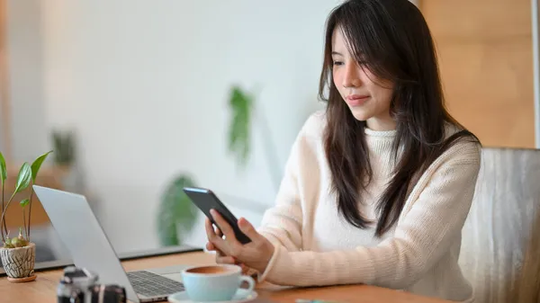 Una Bella Ragazza Asiatica Siede Allo Spazio Working Del Caffè — Foto Stock