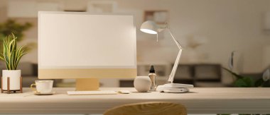 Masa lambası ve dekorun altında bilgisayar olan minimalist modern çalışma alanı. 3d görüntüleme, 3d illüstrasyon