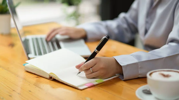 Nær Opp Bilde Forretningskvinne Som Tar Notater Skriver Ned Forretningsinformasjon – stockfoto