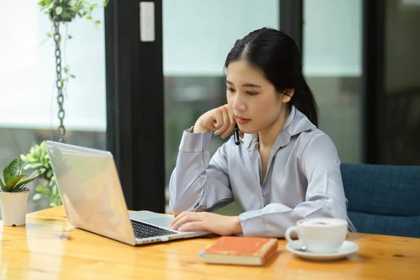 Feliz Centrado Asiático Mujer Negocios Analizando Nueva Estrategia Trabajando Ordenador —  Fotos de Stock