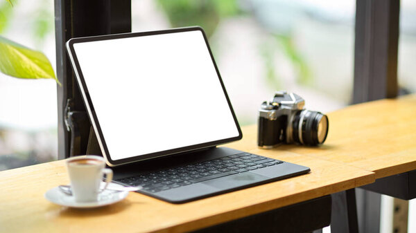 Технологическая концепция, планшетный компьютер пустой экран макет стенд на портативный стол с ретро-камеры и кофе чашки.