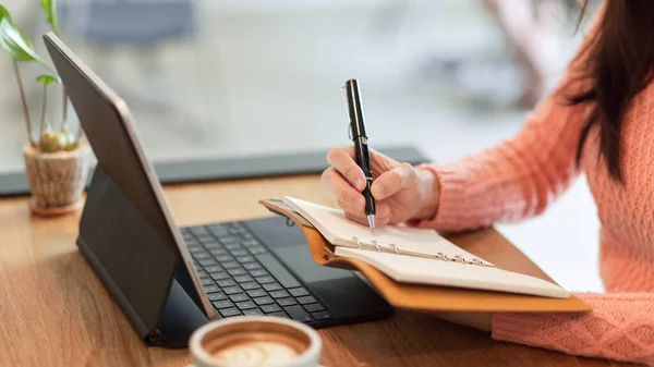 Close Bella Femmina Scrivere Suoi Lavori Sul Suo Libro Agenda — Foto Stock