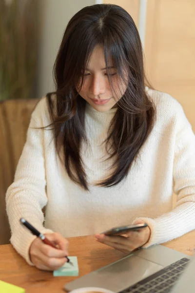 Retrato Una Joven Mujer Asiática Tomando Notas Almohadillas Notas Mientras — Foto de Stock