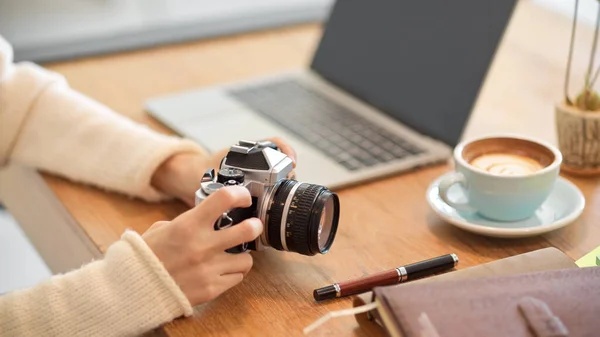 Closeup Beautiful Millennial Female Photographer Freelancer Desk Her Vintage Retro — Stock Photo, Image