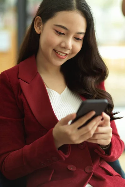 Retrato Mujer Negocios Alegre Feliz Empresaria Traje Rojo Usando Teléfono — Foto de Stock