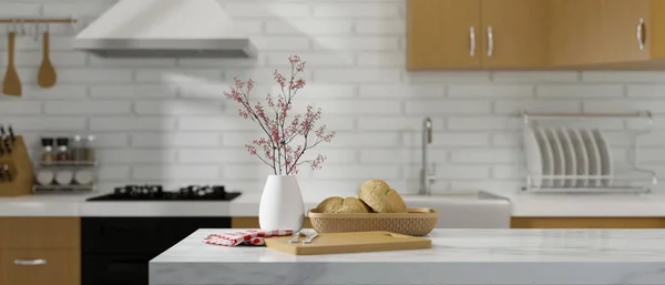 Marmeren Keukenaanrecht Eiland Met Een Broodmand Bloem Een Vaas Houten — Stockfoto