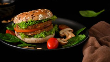 Bitki bazlı malzemelerde diyet için Amerikan abur cuburu, glütensiz burgerli vegan burger ve taze sebzeler..