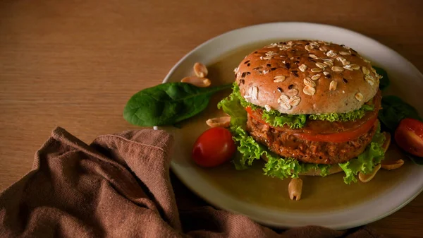 Hamburger Vegan Con Carne Soia Alla Griglia Verdure Biologiche Tavolo — Foto Stock