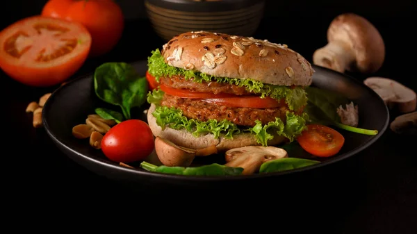 Gustoso Hamburger Carne Vegan Succoso Con Verdure Fresche Salsa Speciale — Foto Stock