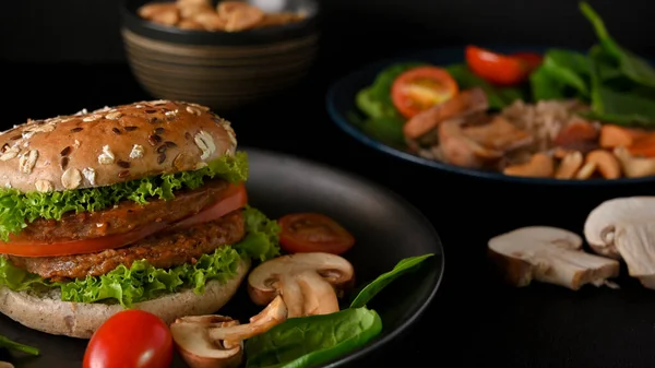 Ízletes Vega Burger Vegán Szelettel Friss Zöldségekkel Egészséges Tápláló Vegán — Stock Fotó