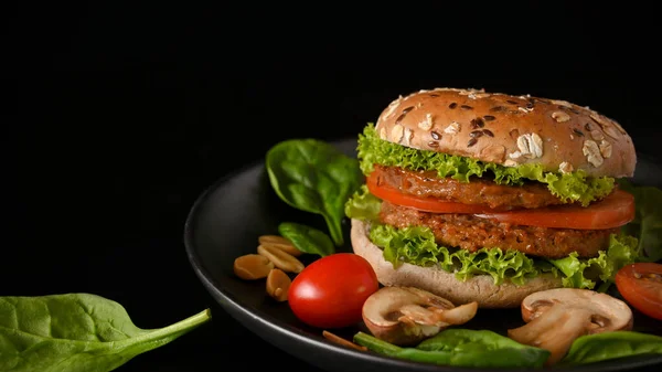 Hamburger Base Vegetale Con Verdure Fresche Biologiche Piatto Fondo Nero — Foto Stock