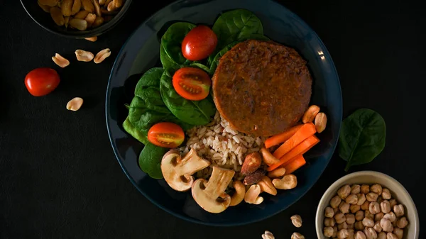 Pohled Shora Rostlinnou Moučku Veganským Masem Hnědou Rýží Špenátem Rajčaty — Stock fotografie