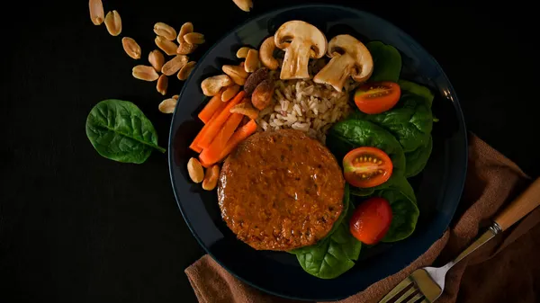 健康的な食事 植物性食品 玄米と黒現代的なプレート上の新鮮な野菜とグリルビーガンタンパク質肉カツの概念 — ストック写真